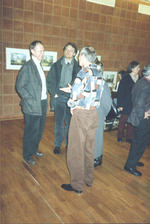 Ausstellungserffnung "Berliner Ansichten" im "Haus der Kirche" Charlottenburg am 11.1.1995. H. Pfarrer Bringfried Naumann (1. v. links) und H. Pfarrer Manfred Richter, ehemaliger Direktor des Ev. Bildungswerk (2. v. links) im Gesprch mit dem Knstler. Foto: Dieter Gensicke, Fotograf.