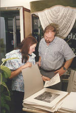 Ausstellungserffnung "Berliner Stadtansichten, Radierungen und Aquarelle" im "Caf Tegel" am 9.9.1988. Freunde des Knstlers: Reinhard Frenzel u. Barbara Jennek beim Betrachten der Graphiken.