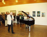 Ausstellungserffnung "Reale und Surreale Welten, Heinz Sterzenbach und Heinrich Sterzenbach" im "Brgerhaus Overath" in Zusammenarbeit mit dem "Kulturforum Overath" am 30.4.2004. Musik: Stephan Heinen, Klavier. Foto: Dietmar Wegewitz, Fotograf aus Kln. 