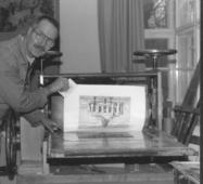 Der erste Probedruck (hier: auf der Druckpresse im Kunsthaus der Schulfarm Insel Scharfenberg) wird vorsichtig mit Hilfe der Papiertüten abgehoben Der erste Probedruck (hier: auf der Druckpresse im Kunsthaus der Schulfarm Insel Scharfenberg) wird vorsichtig mit Hilfe der Papiertüten abgehoben