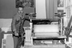 Erst Probedrucke werden mit Hilfe der Radierpresse gedruckt (hier: die große Druckpresse im Kunsthaus der Schulfarm Insel Scharfenberg) Erst Probedrucke werden mit Hilfe der Radierpresse gedruckt (hier: die große Druckpresse im Kunsthaus der Schulfarm Insel Scharfenberg)