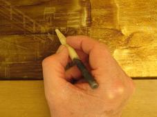 Nachbearbeitung mit Hilfe der Kaltnadel auf der Vernis Mou-Seite der Platte. Die Brücke dient wieder als Auflage für die Hand. Nachbearbeitung mit Hilfe der Kaltnadel auf der Vernis Mou-Seite der Platte. Die Brücke dient wieder als Auflage für die Hand.