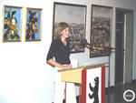 Ausstellungserffnung "Blickpunkte - Knstler des Kunstzentrum Tegel Sd in der Rathaus-Galerie des Rathaus Reinickendorf am 14.9.1006. Erffnungsrede: Dr. Thomas Gaudszun, Stadtrat fr Kultur, Umwelt und Wohnungswesen von Reinickendorf. Einfhrende Worte: Andrea Knuth, Kunsthistorikerin (am Pult). Im Hintergrund: realistische und surrealistische Bilder von Heinz Sterzenbach. Foto: Sabine Schultze, Malerin und Leiterin der Kunstschule "Horizonte".