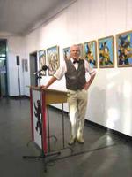 Ausstellungserffnung "Blickpunkte - Knstler des Kunstzentrum Tegel Sd in der Rathaus-Galerie des Rathaus Reinickendorf am 14.9.1006. Heinz Sterzenbach vor seinen surrealistischen Bildern. 