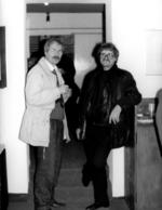 Weihnachtsbazar in der Galerie Eylau`5 in Kreuzberg am 22.12.1988. Der Knstler mit dem Galeristen Prof. Dr. Norbert Pintsch, Vorstand der DGFK Deutsche Gesellschaft zur Frderung der Kultur e.V. 