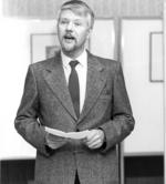 Ausstellungserffnung "Radierungen und Aquarelle von Heinz Sterzenbach" im "Centre Francais de Wedding" am 16.1.1991. Klaus-Dieter Wille, Autor der "Berlinische Reminissenzen", hlt die Laudatio.