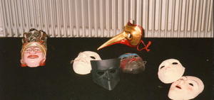 Diverse Masken als Anschauungbeispiele und Material fr das Thema "Masken"