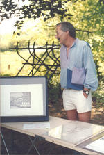 Tag der Alten auf der Schulfarm Insel Scharfenberg am 15.05.1988. Demonstration von Graphikmappen mit "Scharfenberger Impressionen", Radierungen in Vernis Mou Technik.
