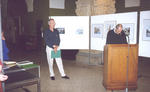 Ausstellungserffnung " Heinz Sterzenbach - Malerei und Graphik" im Rathaus Charlottenburg am 2.9.1994. Mathias Niehoff, Leiter der Dez. Kulturarbeit (am Pult) hlt die Laudation. Foto: Fred Sinnig, Berlin. 