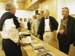 Ausstellungserffnung "Reale und Surreale Welten, Heinz Sterzenbach und Heinrich Sterzenbach" im "Brgerhaus Overath" in Zusammenarbeit mit dem "Kulturforum Overath" am 30.4.2004. Foto: Dietmar Wegewitz, Fotograf aus Kln. 