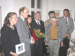 Aussstellungserffnung "Kunstwerk Natur" in der "Galerie 100" des Kunstzentrums Tegel-Sd am 26.10.2007. Erffnung: Herr Thomas Ruschin (rechts auen), Bezirksstadtrat fr Umwelt. Einfhrende Worte: Gerald Wagner (2.v.l.), Dipl. Soziologe, Vorsitzender des Umweltausschuss Reinickendorf. Musik: Renate Putzar (3.v.l.), Gesang und Heinz Wegner (4.v.l), Klavier. Projekt-Organisation: Andreas Putzar (3.v.r). Foto: Barbara Speckner, Fotografin.