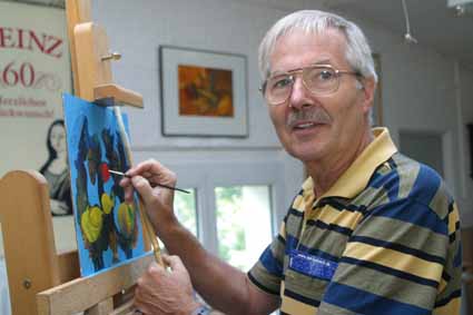 Heinz Sterzenbach bei der Arbeit in seinem Atelier im ehemaligen Straßenbahndepot Alt-Heiligensee Im Atelier von Heinz Sterzenbach